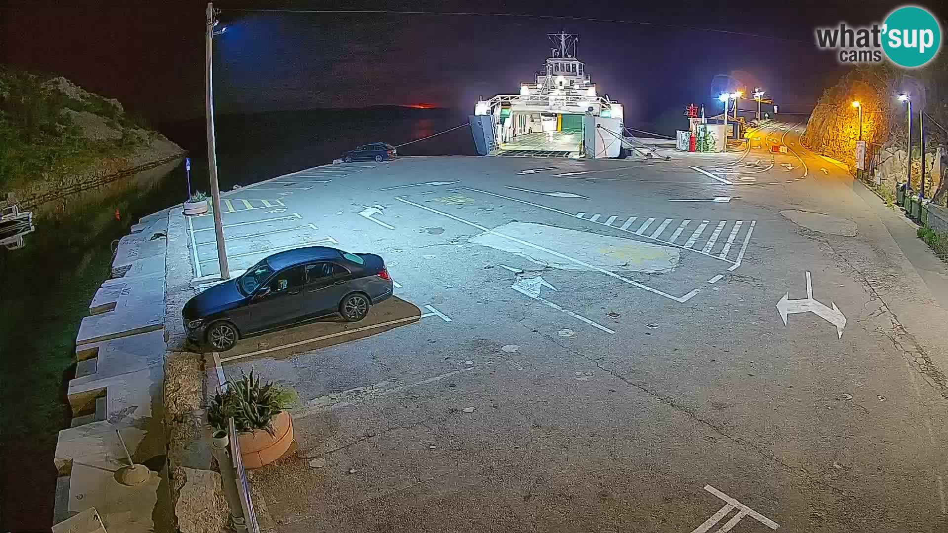 Spletna kamera trajektno pristanišče Prizna – proti otoku Pag