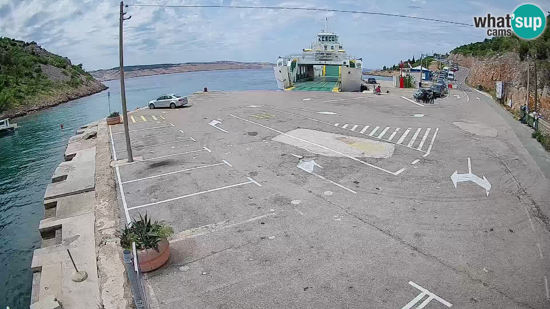 Spletna kamera trajektno pristanišče Prizna – proti otoku Pag