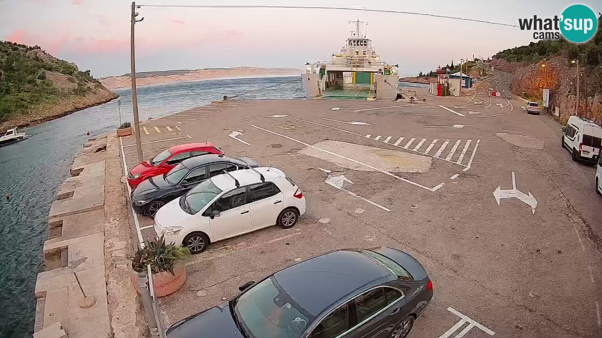 Spletna kamera trajektno pristanišče Prizna – proti otoku Pag