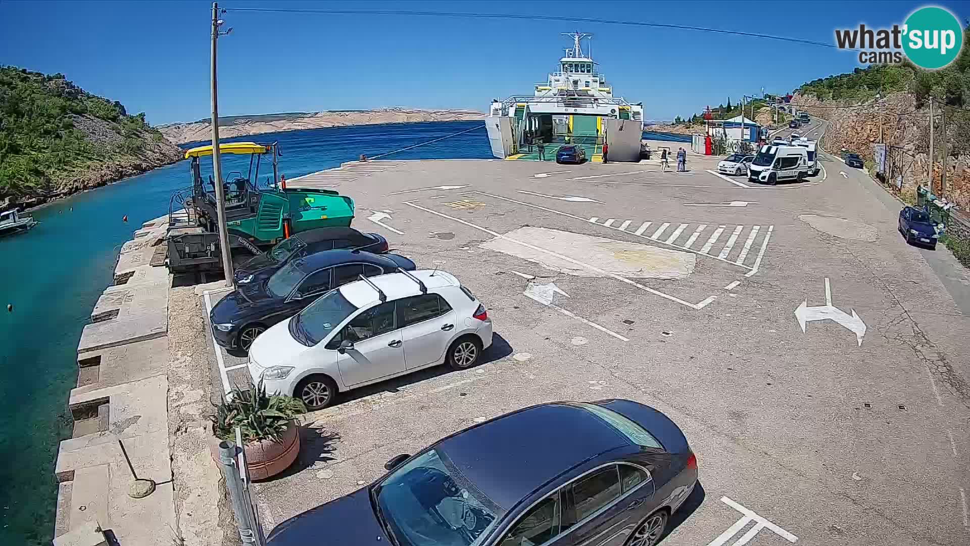 Spletna kamera trajektno pristanišče Prizna – proti otoku Pag