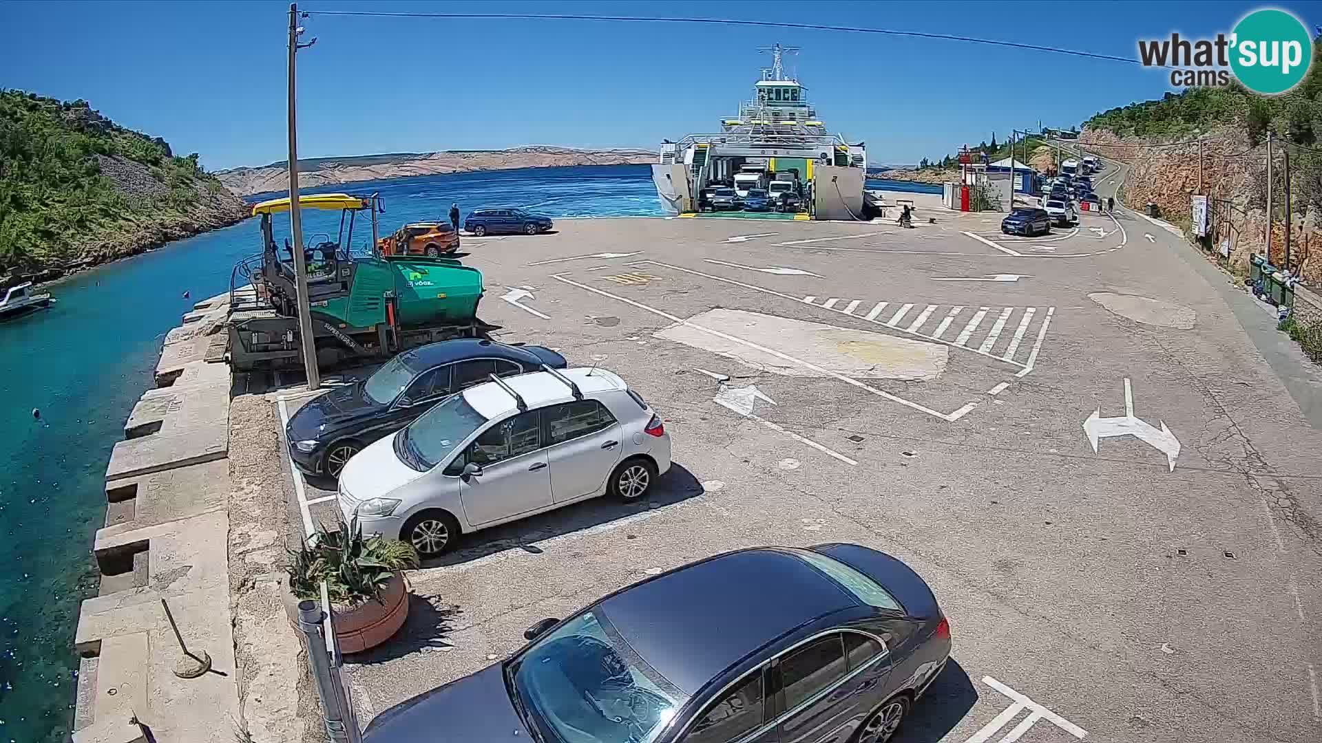 Spletna kamera trajektno pristanišče Prizna – proti otoku Pag