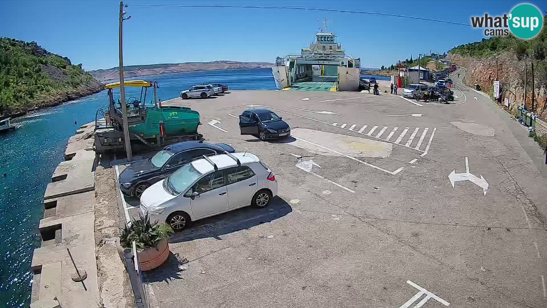 Spletna kamera trajektno pristanišče Prizna – proti otoku Pag