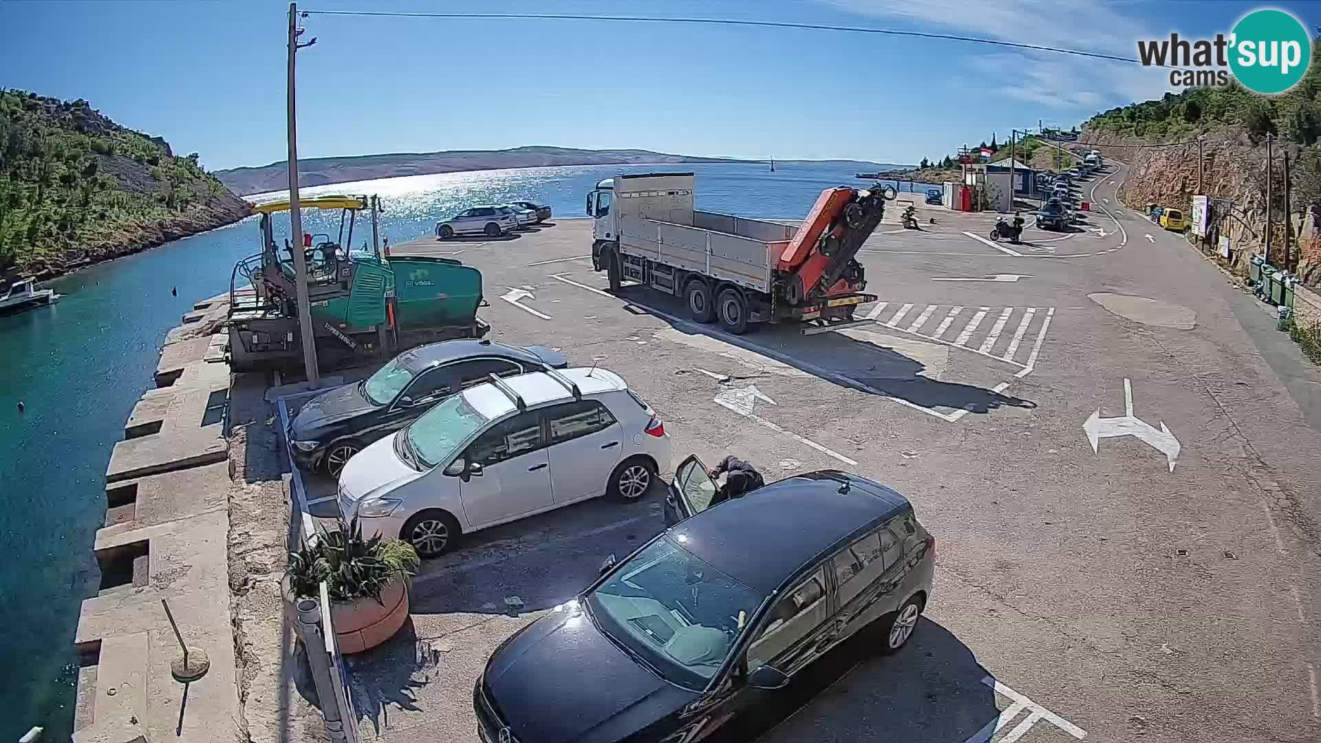 Spletna kamera trajektno pristanišče Prizna – proti otoku Pag