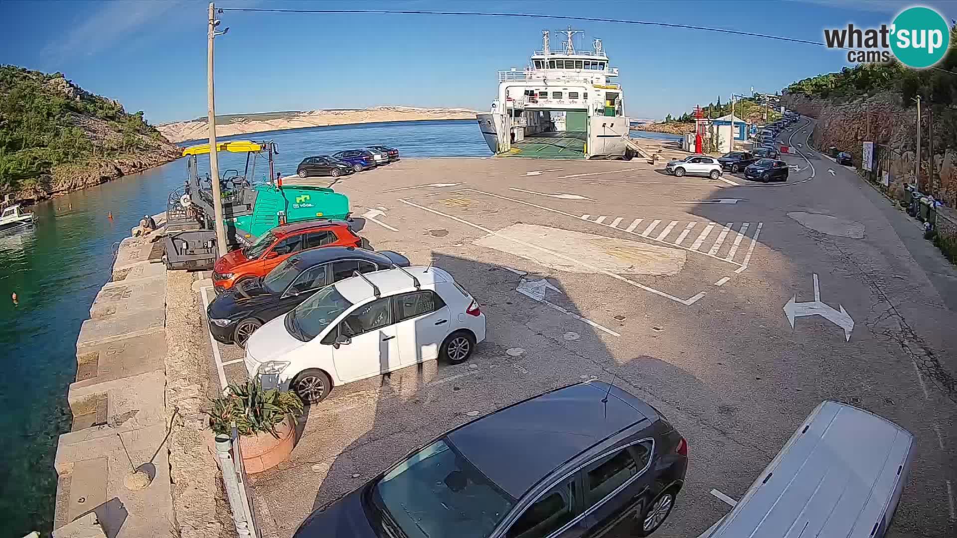 Spletna kamera trajektno pristanišče Prizna – proti otoku Pag