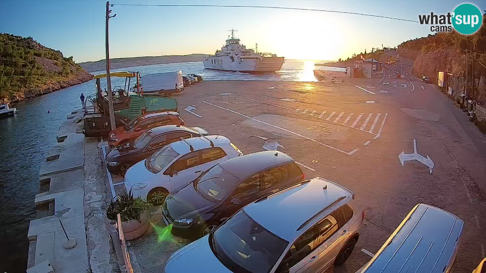Spletna kamera trajektno pristanišče Prizna – proti otoku Pag