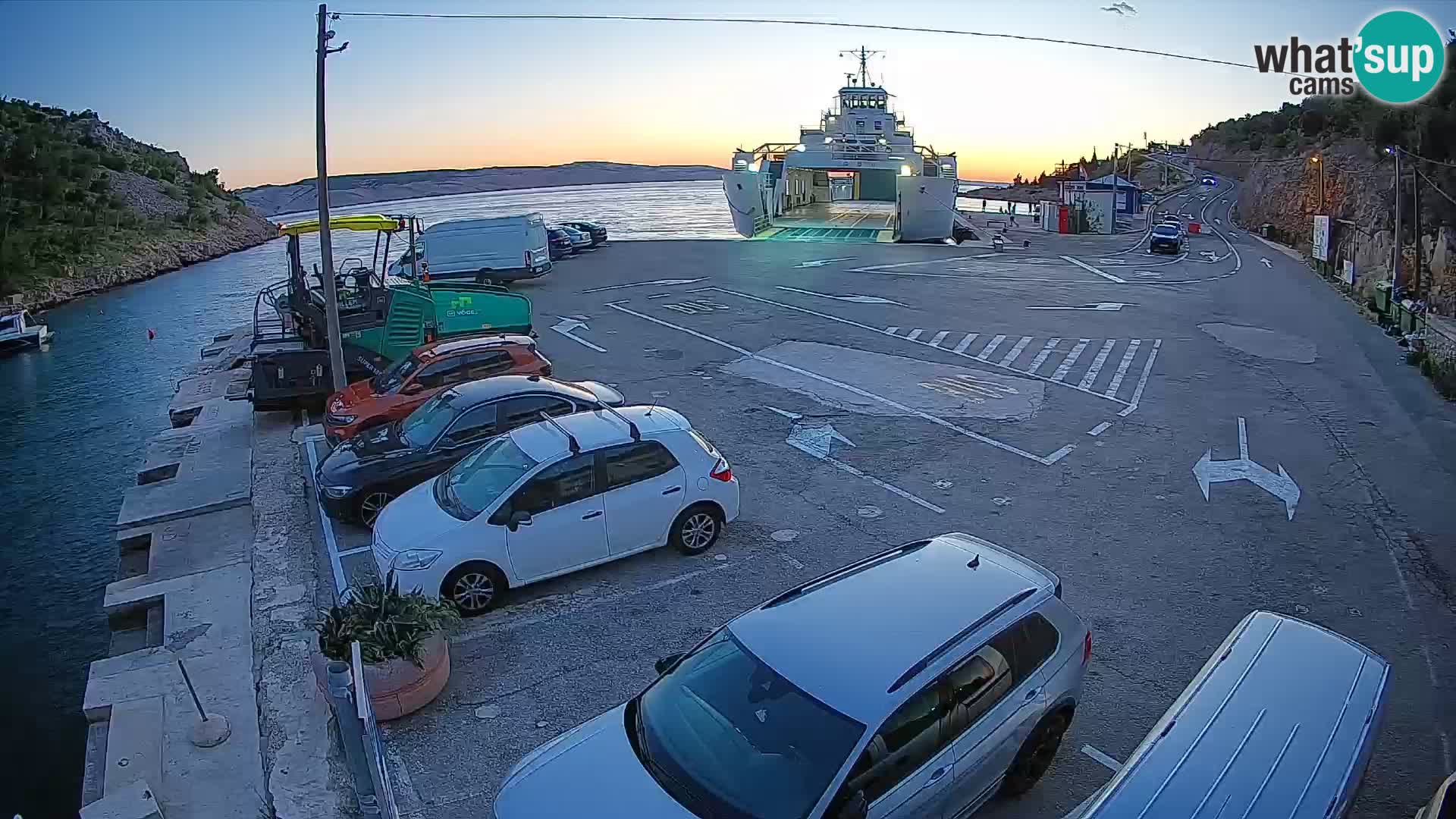 Spletna kamera trajektno pristanišče Prizna – proti otoku Pag