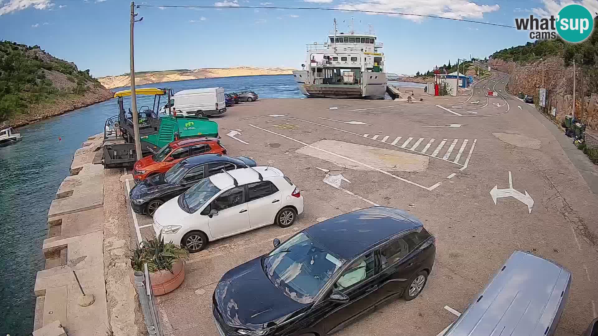 Spletna kamera trajektno pristanišče Prizna – proti otoku Pag
