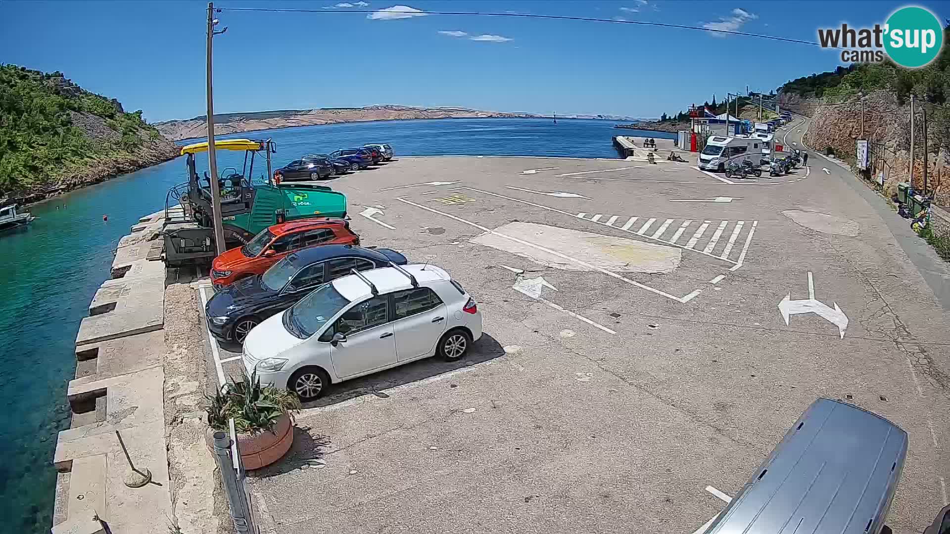 Spletna kamera trajektno pristanišče Prizna – proti otoku Pag
