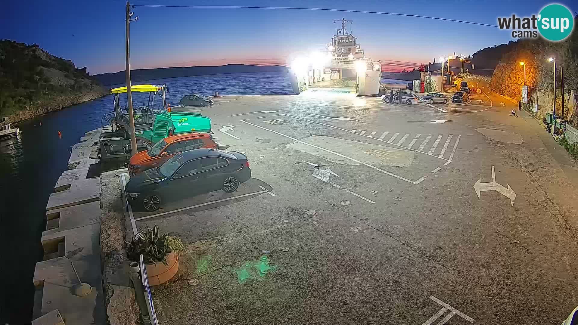 Spletna kamera trajektno pristanišče Prizna – proti otoku Pag