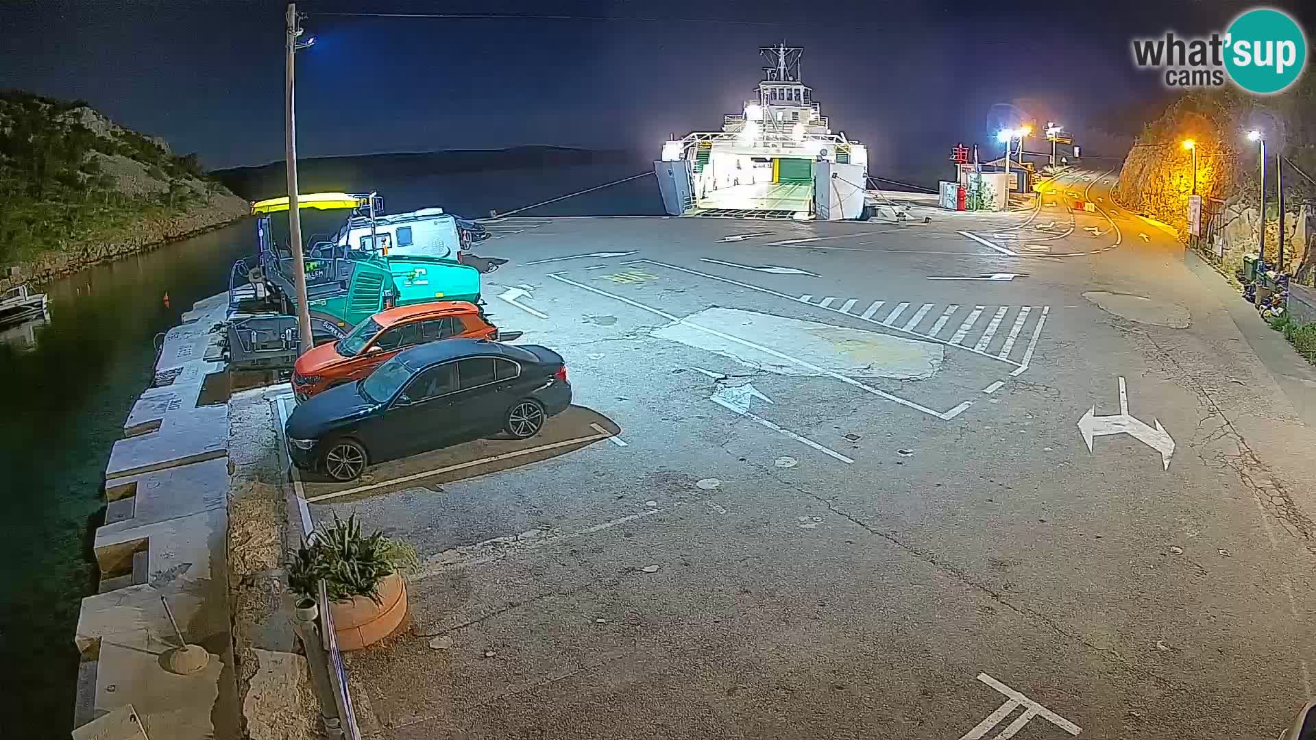 Spletna kamera trajektno pristanišče Prizna – proti otoku Pag