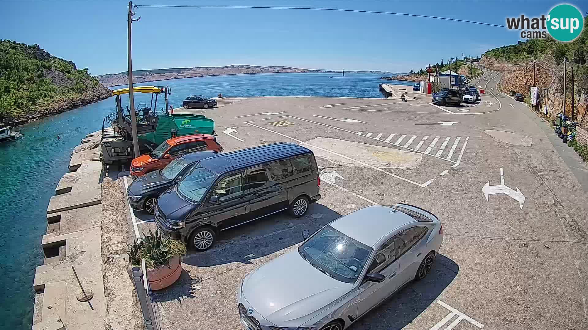 Spletna kamera trajektno pristanišče Prizna – proti otoku Pag
