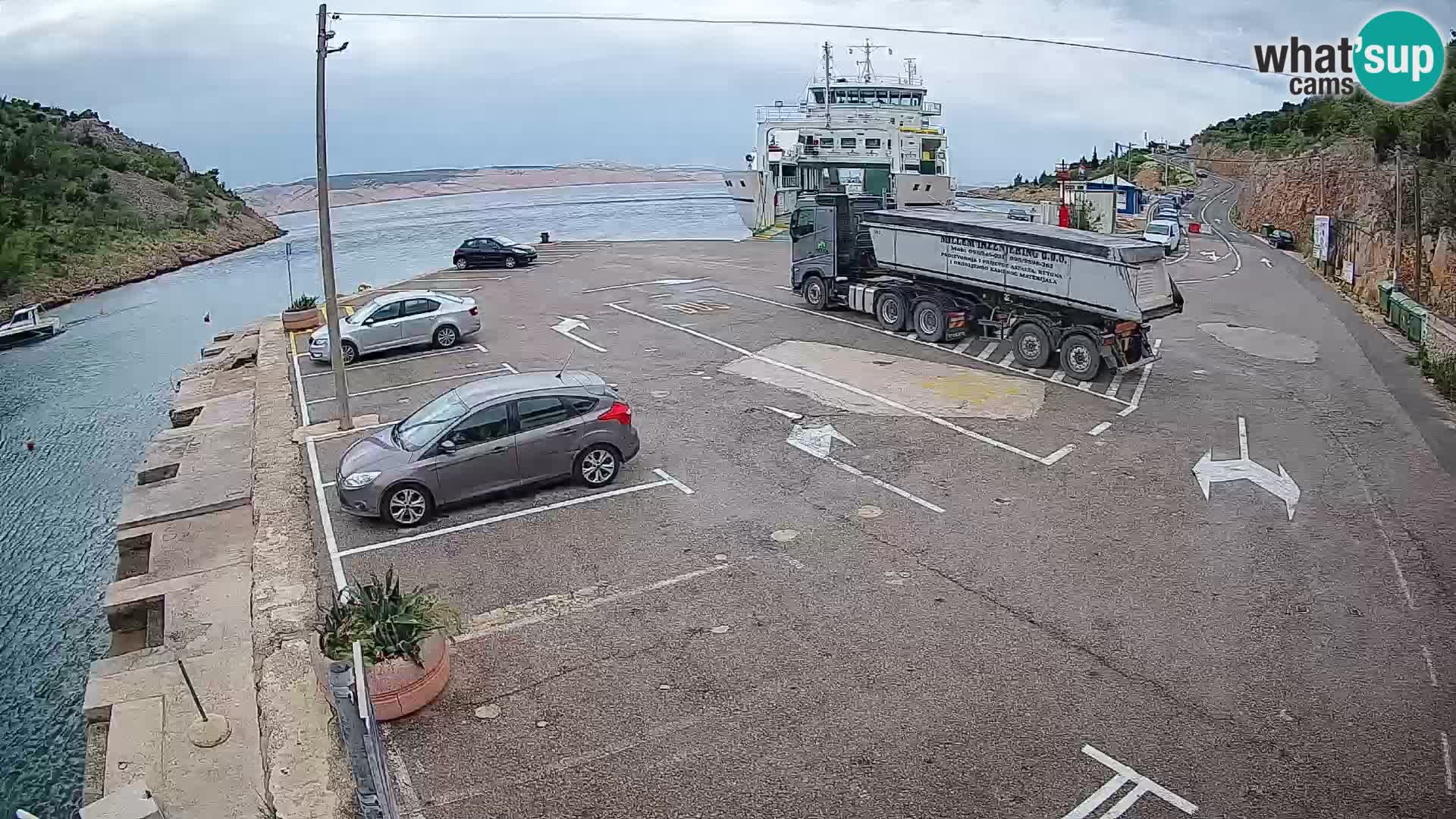 Spletna kamera trajektno pristanišče Prizna – proti otoku Pag