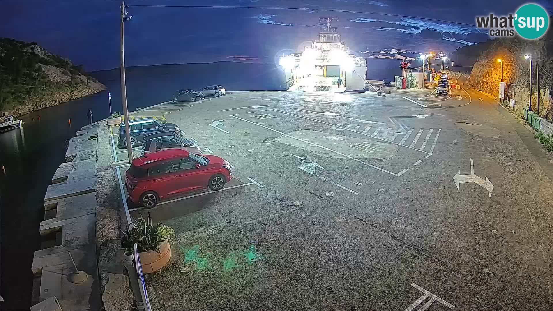 Spletna kamera trajektno pristanišče Prizna – proti otoku Pag