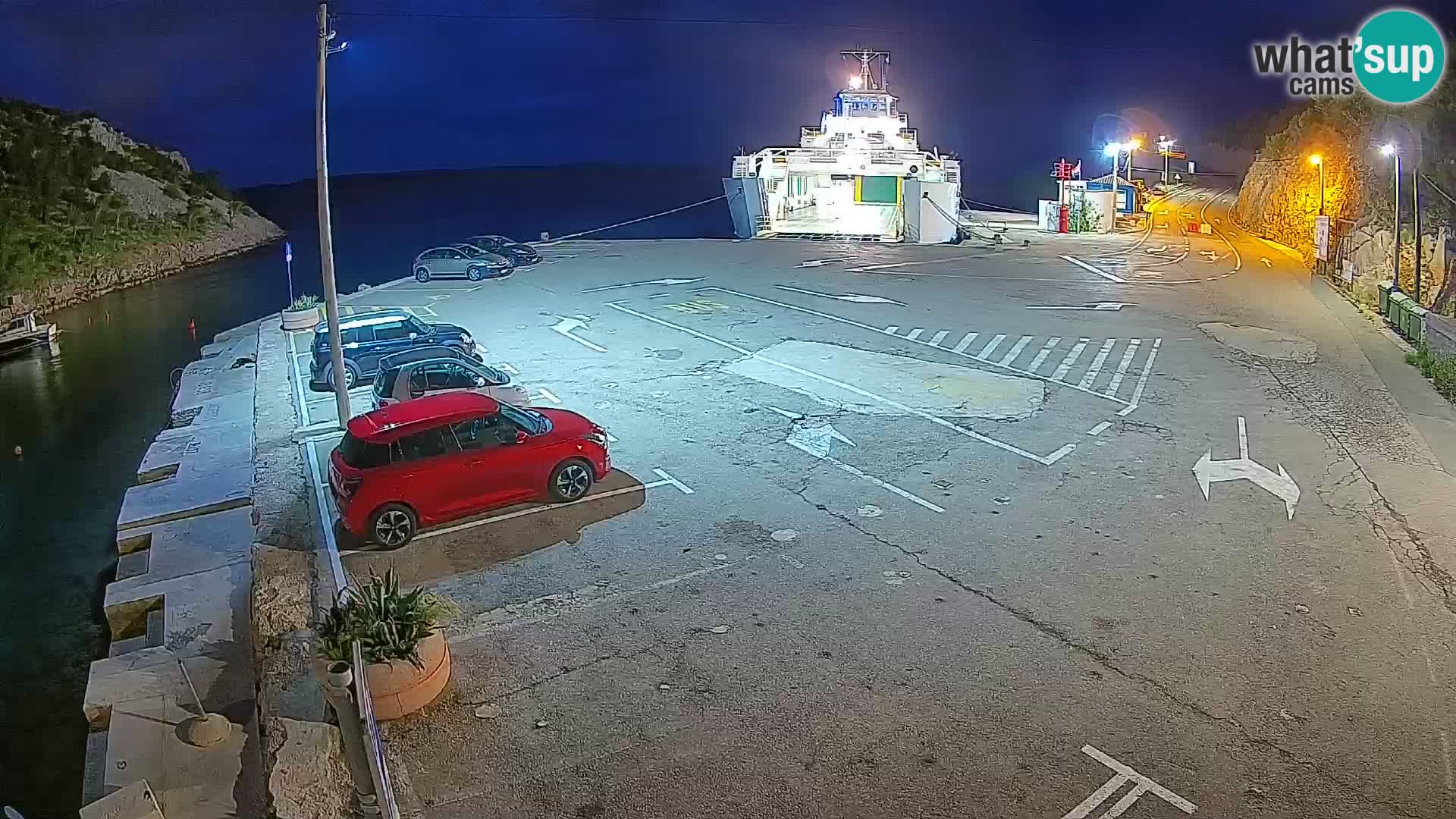 Spletna kamera trajektno pristanišče Prizna – proti otoku Pag