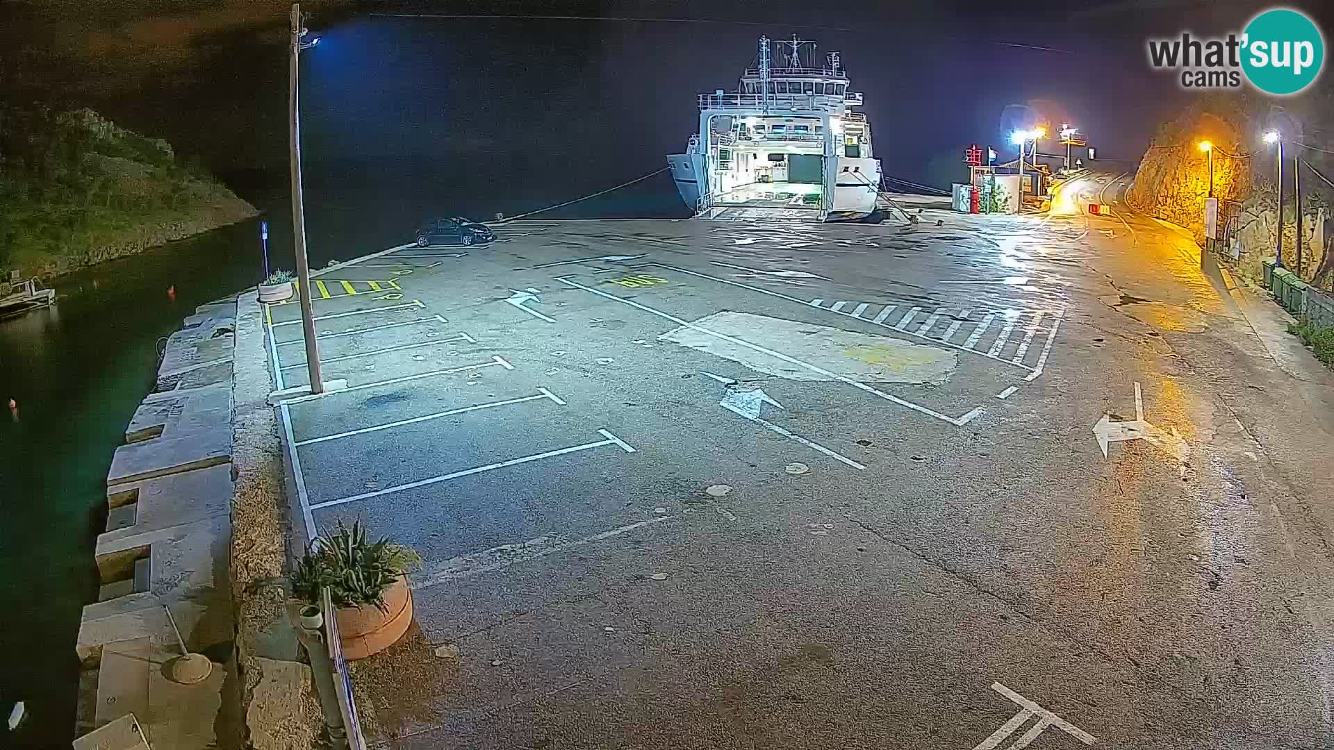 Spletna kamera trajektno pristanišče Prizna – proti otoku Pag