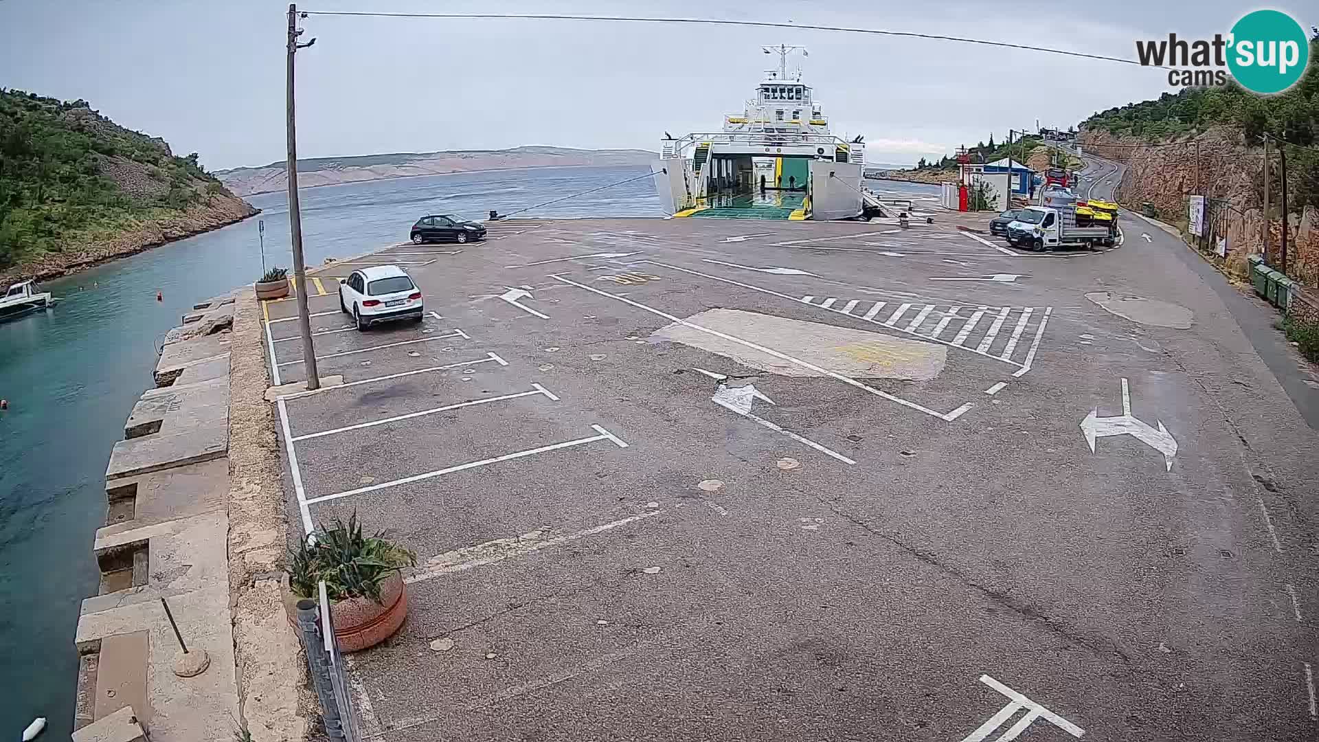 Spletna kamera trajektno pristanišče Prizna – proti otoku Pag