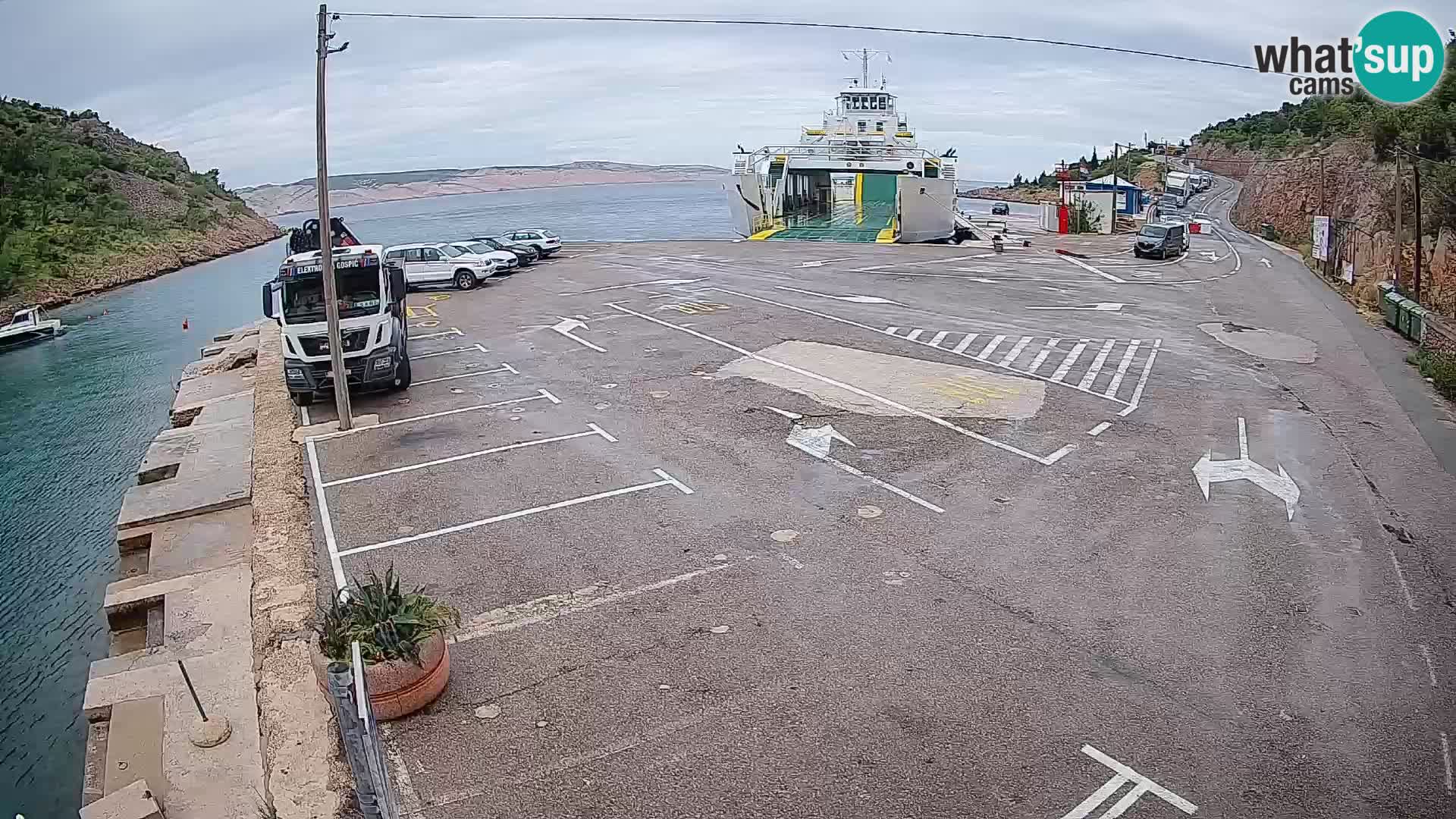 Spletna kamera trajektno pristanišče Prizna – proti otoku Pag