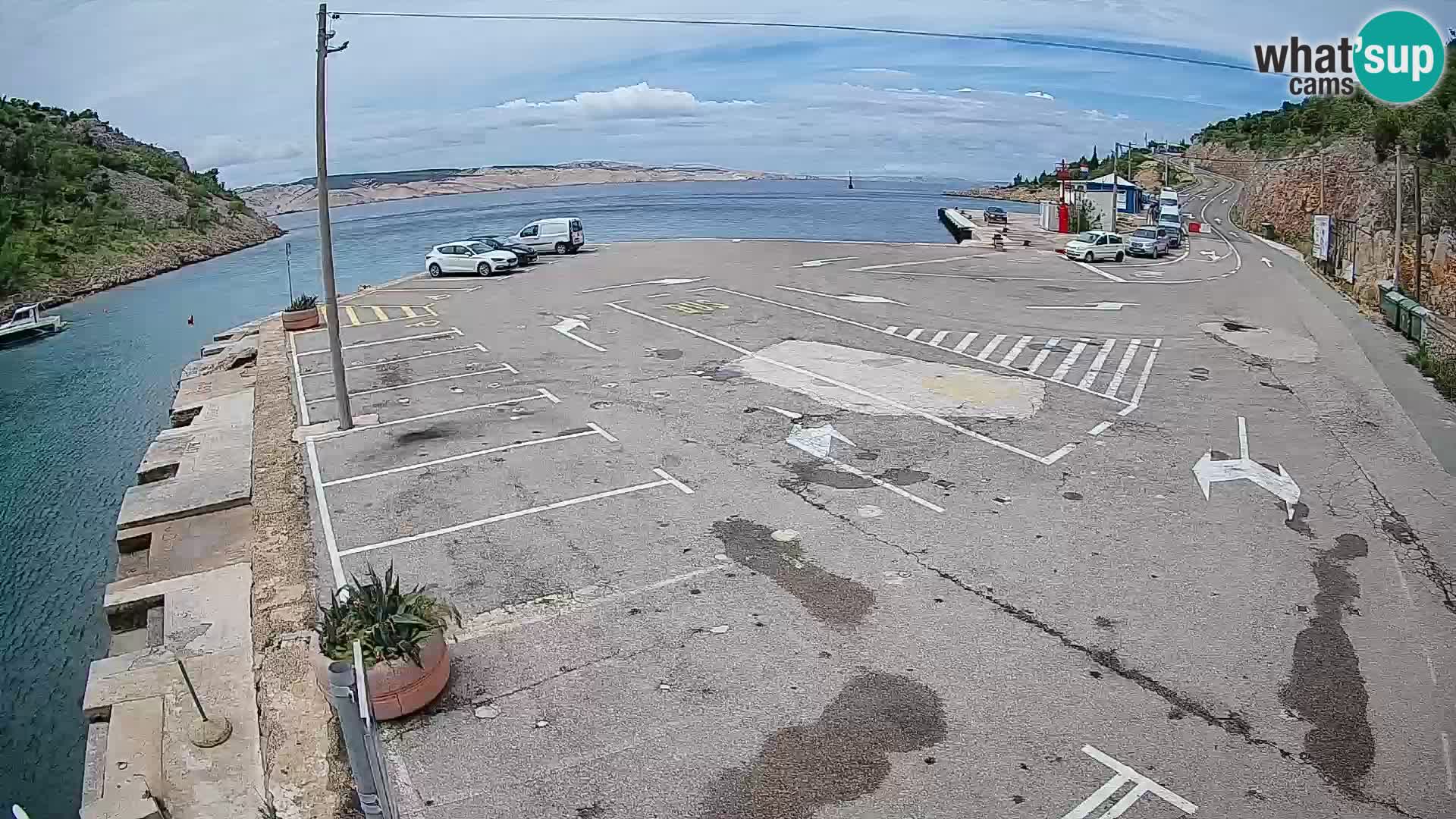 Spletna kamera trajektno pristanišče Prizna – proti otoku Pag