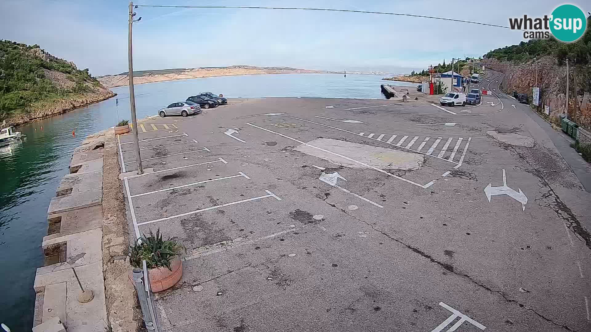 Spletna kamera trajektno pristanišče Prizna – proti otoku Pag