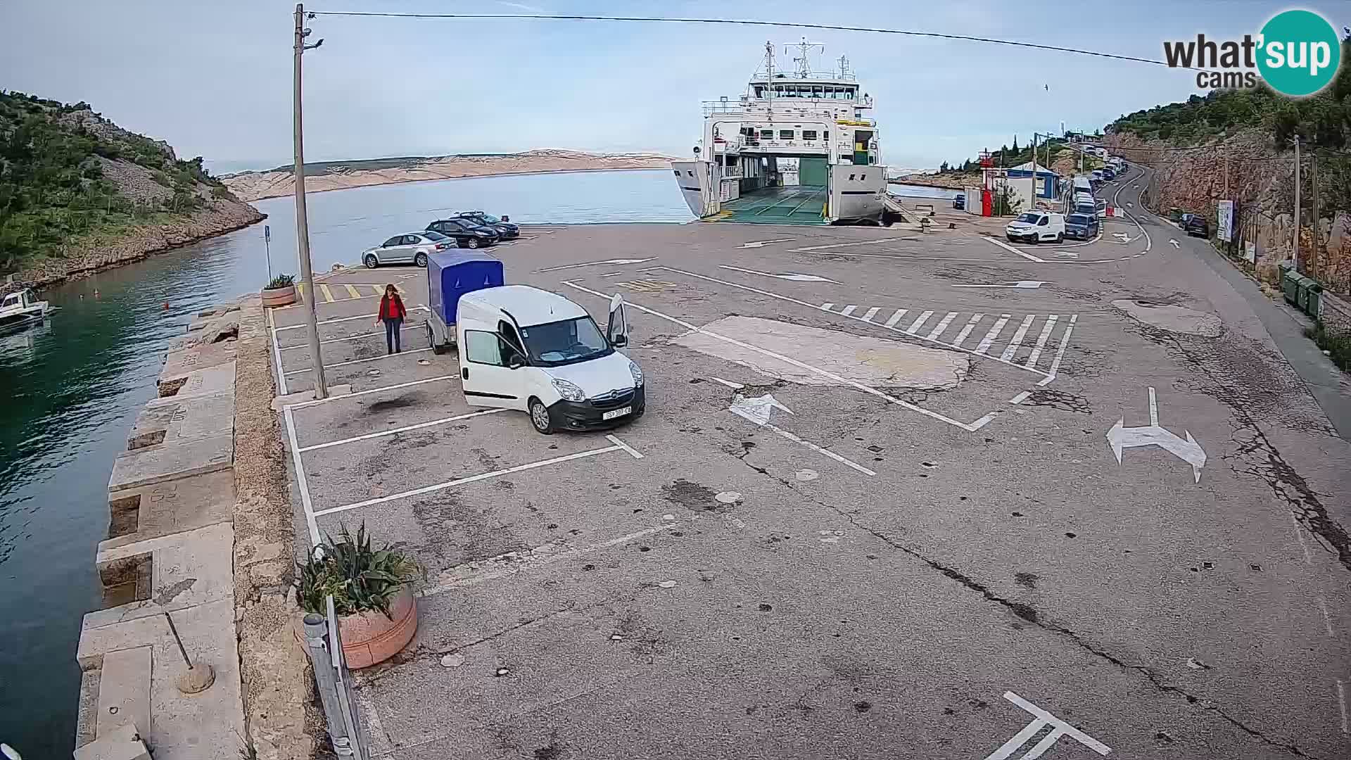 Spletna kamera trajektno pristanišče Prizna – proti otoku Pag