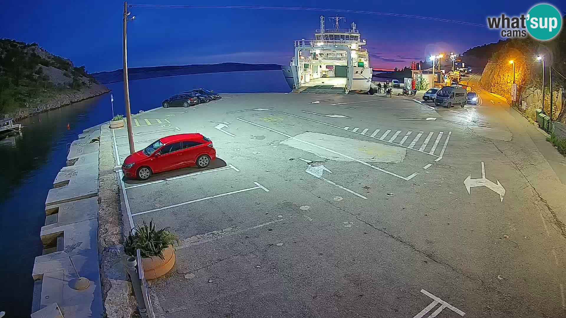 Spletna kamera trajektno pristanišče Prizna – proti otoku Pag