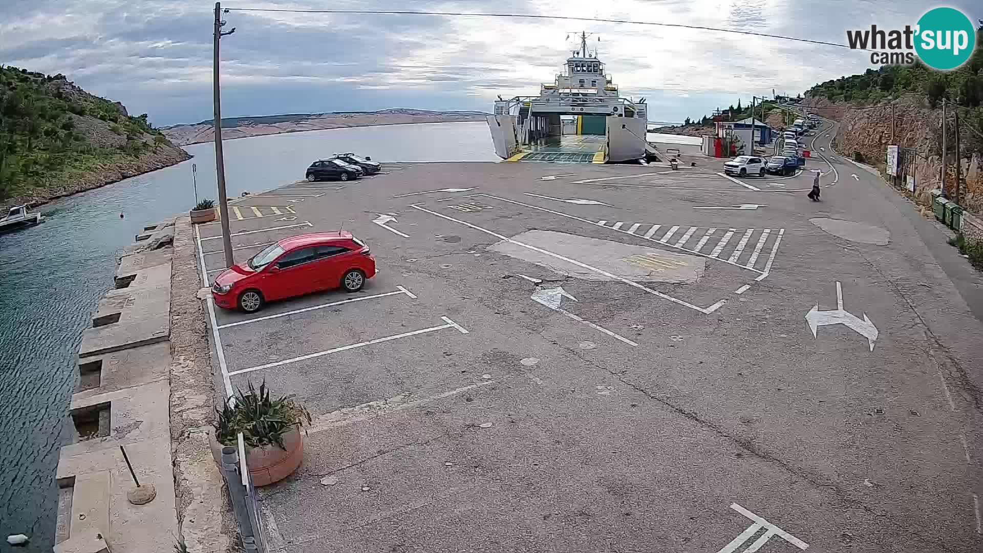 Spletna kamera trajektno pristanišče Prizna – proti otoku Pag