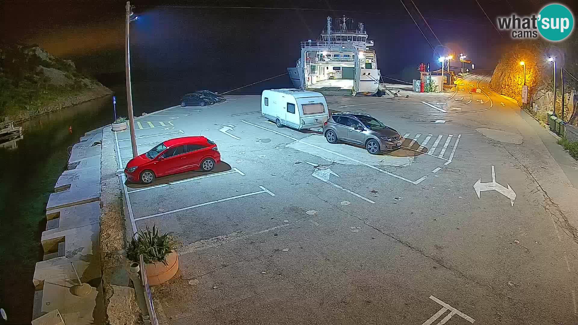 Spletna kamera trajektno pristanišče Prizna – proti otoku Pag