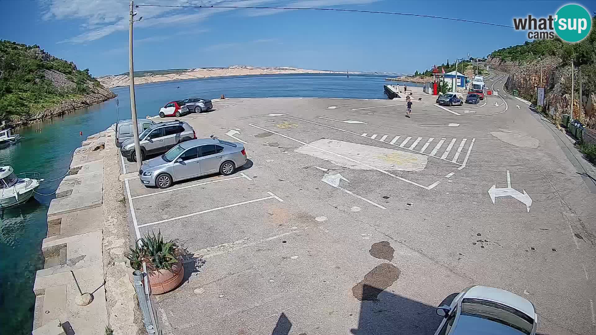 Spletna kamera trajektno pristanišče Prizna – proti otoku Pag