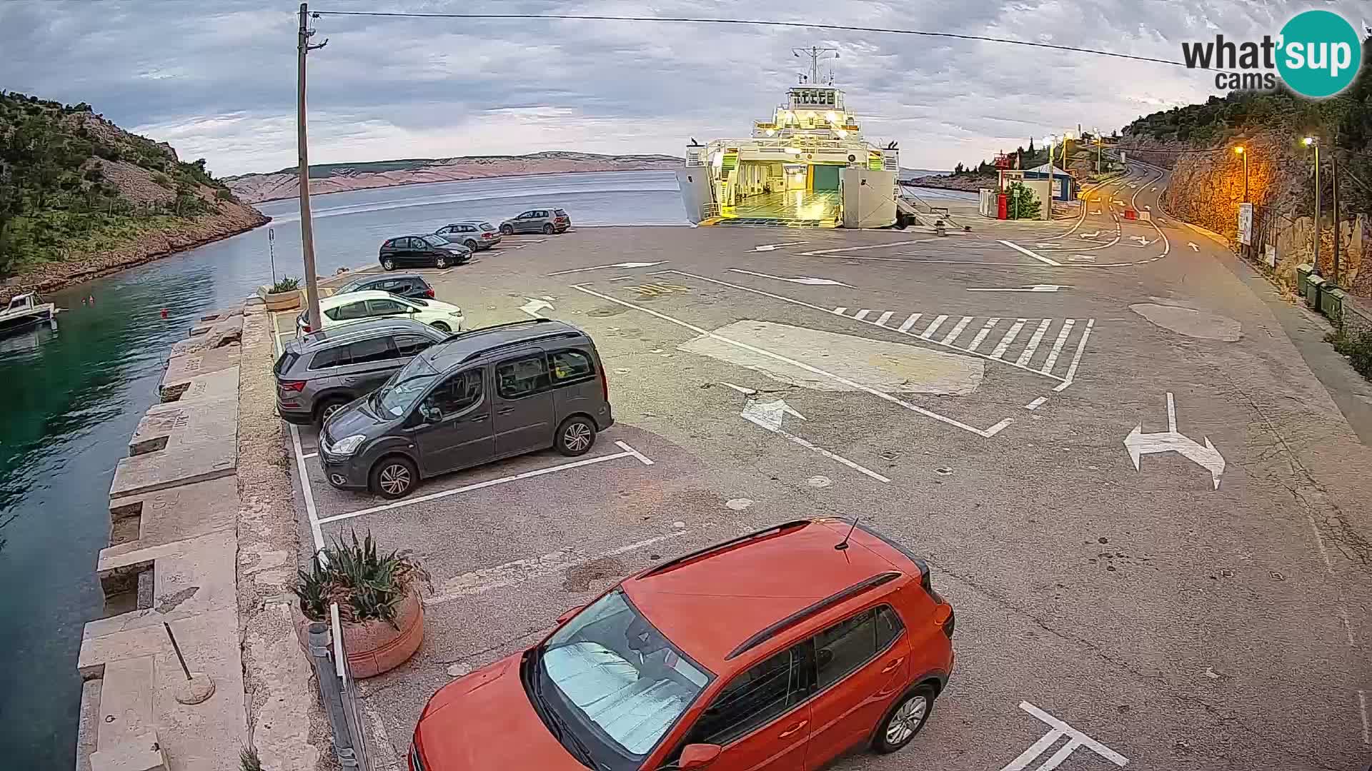 Spletna kamera trajektno pristanišče Prizna – proti otoku Pag
