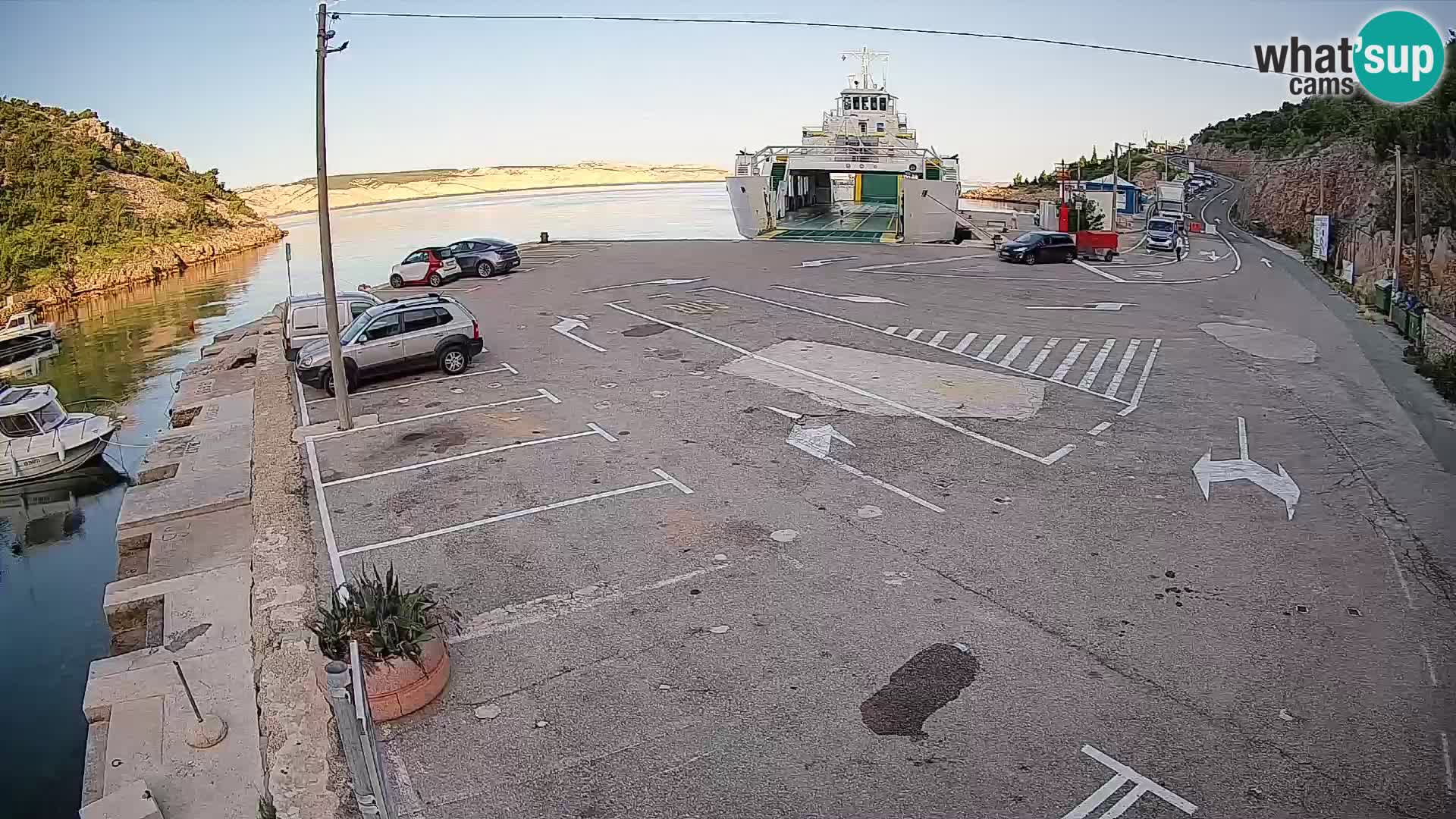 Spletna kamera trajektno pristanišče Prizna – proti otoku Pag