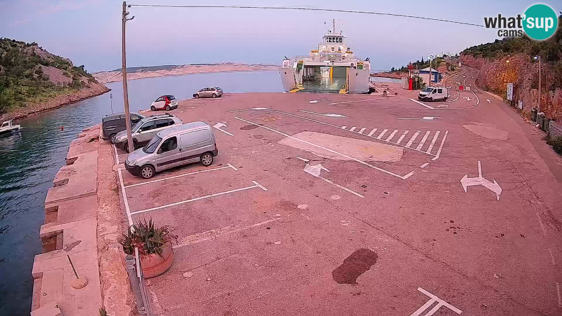 Spletna kamera trajektno pristanišče Prizna – proti otoku Pag
