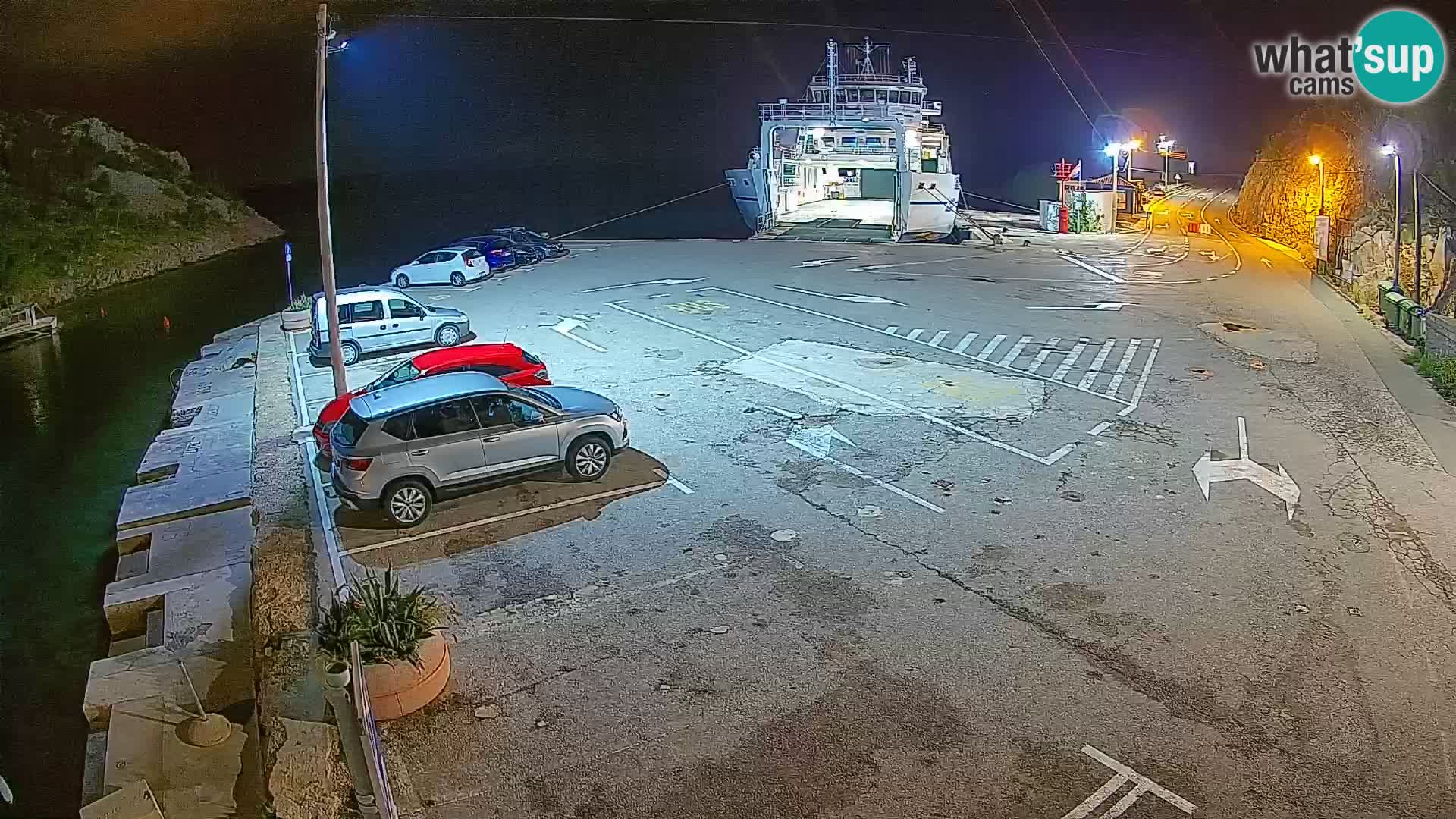 Spletna kamera trajektno pristanišče Prizna – proti otoku Pag