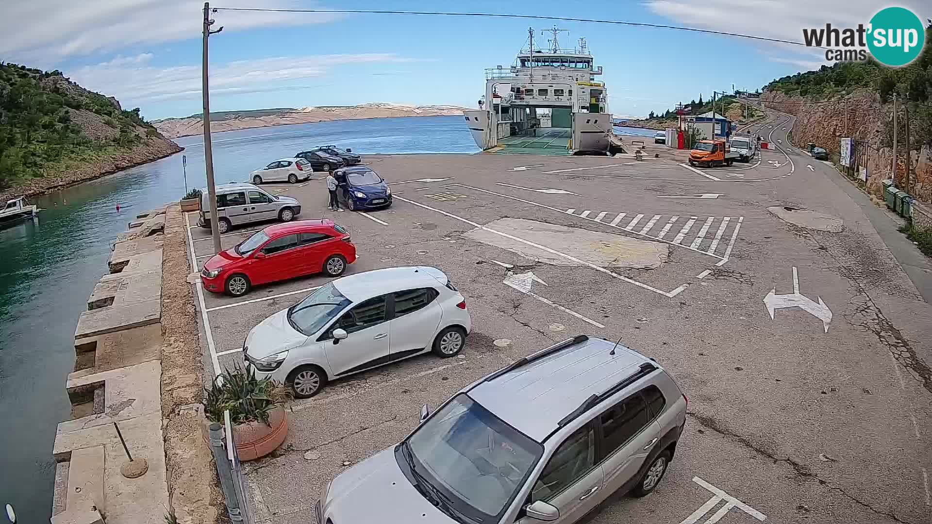 Spletna kamera trajektno pristanišče Prizna – proti otoku Pag