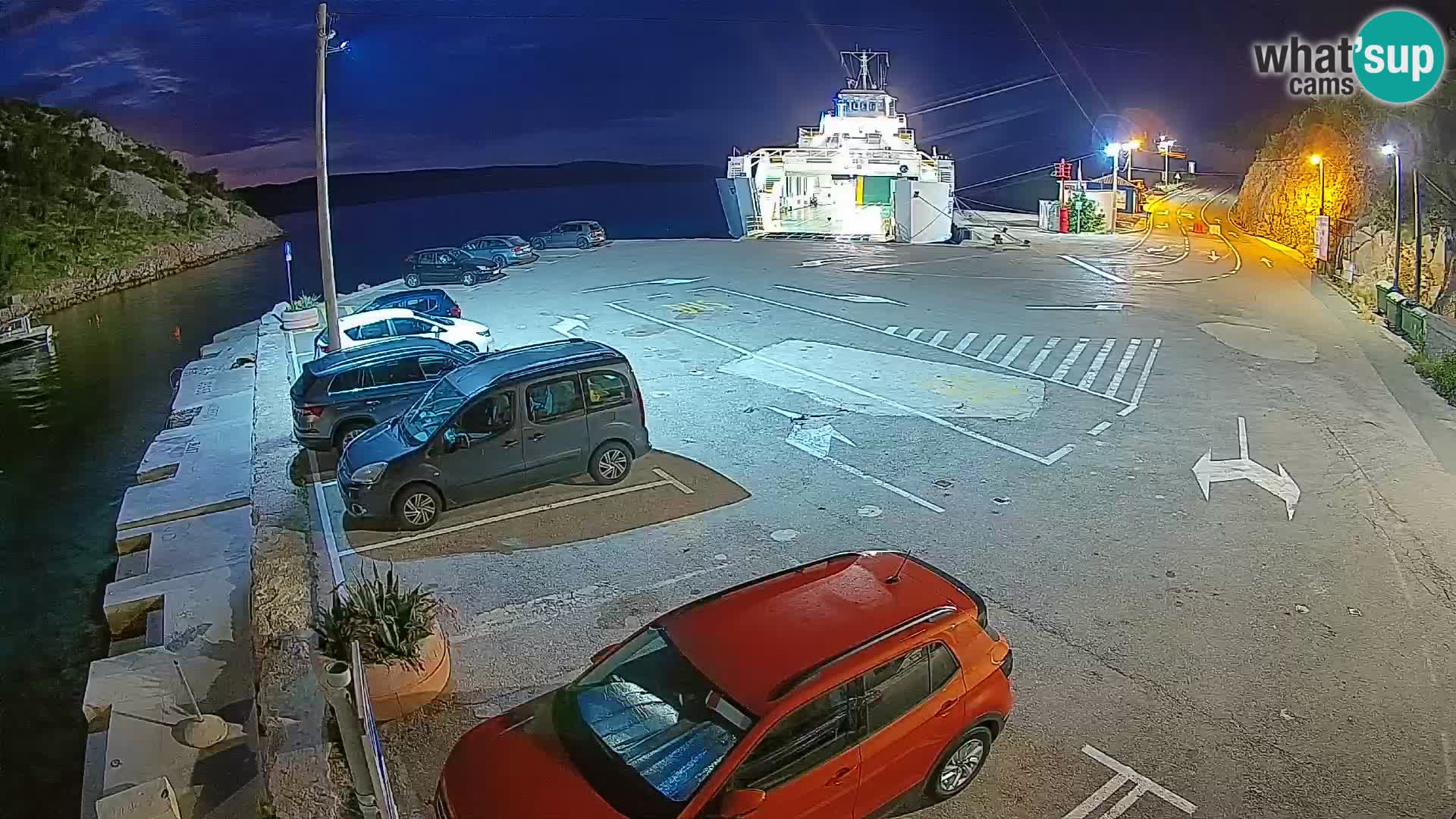 Spletna kamera trajektno pristanišče Prizna – proti otoku Pag