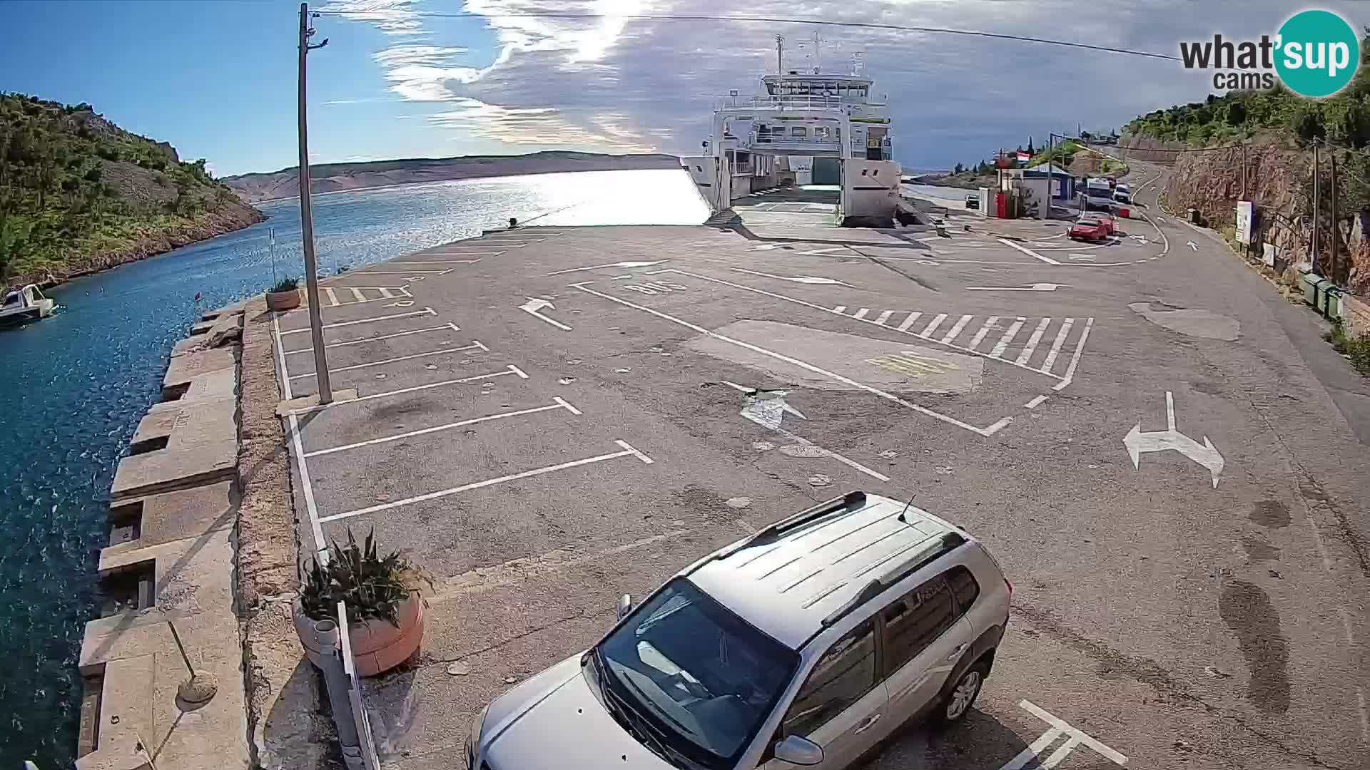 Spletna kamera trajektno pristanišče Prizna – proti otoku Pag