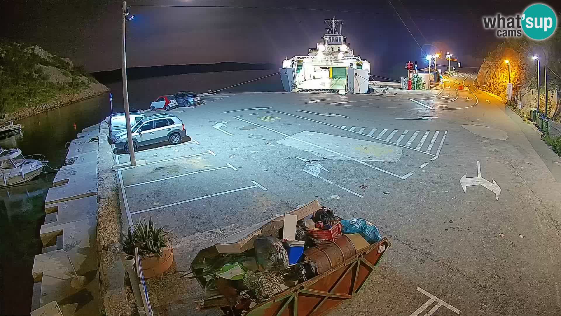 Spletna kamera trajektno pristanišče Prizna – proti otoku Pag