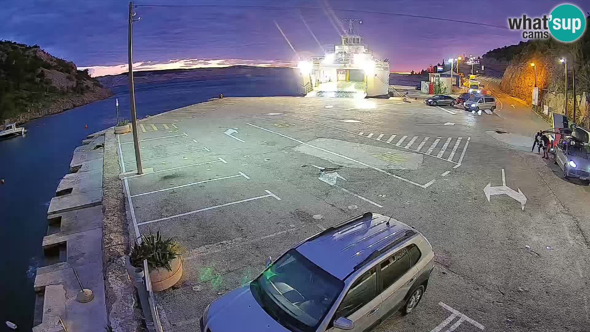 Spletna kamera trajektno pristanišče Prizna – proti otoku Pag