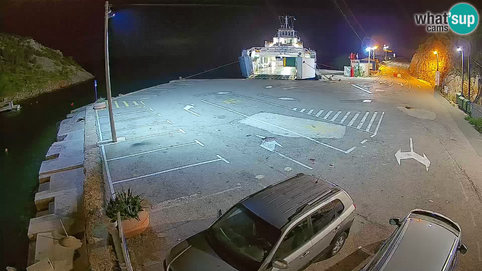 Spletna kamera trajektno pristanišče Prizna – proti otoku Pag
