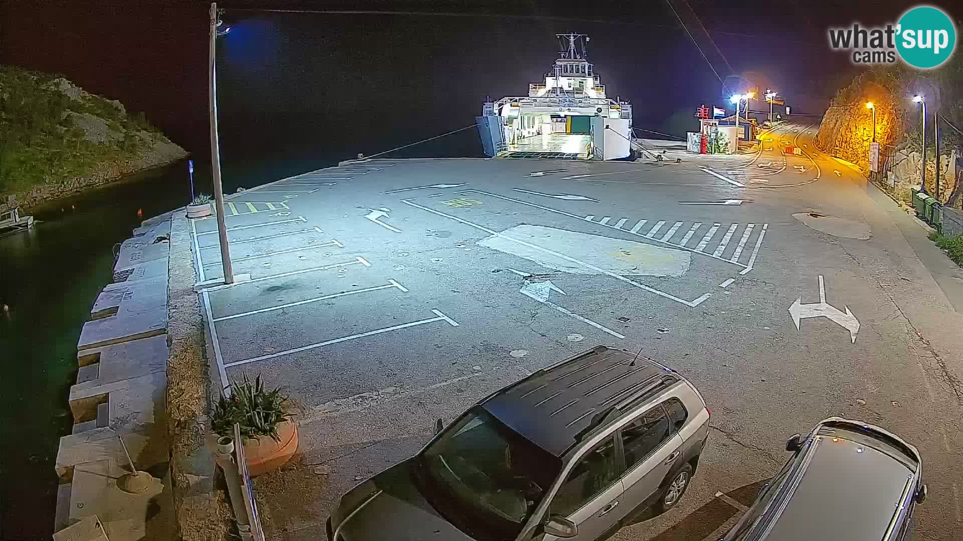 Spletna kamera trajektno pristanišče Prizna – proti otoku Pag
