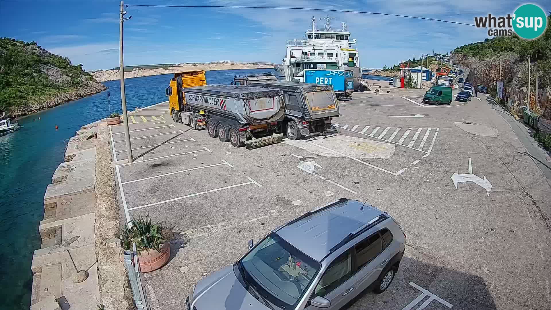 Spletna kamera trajektno pristanišče Prizna – proti otoku Pag