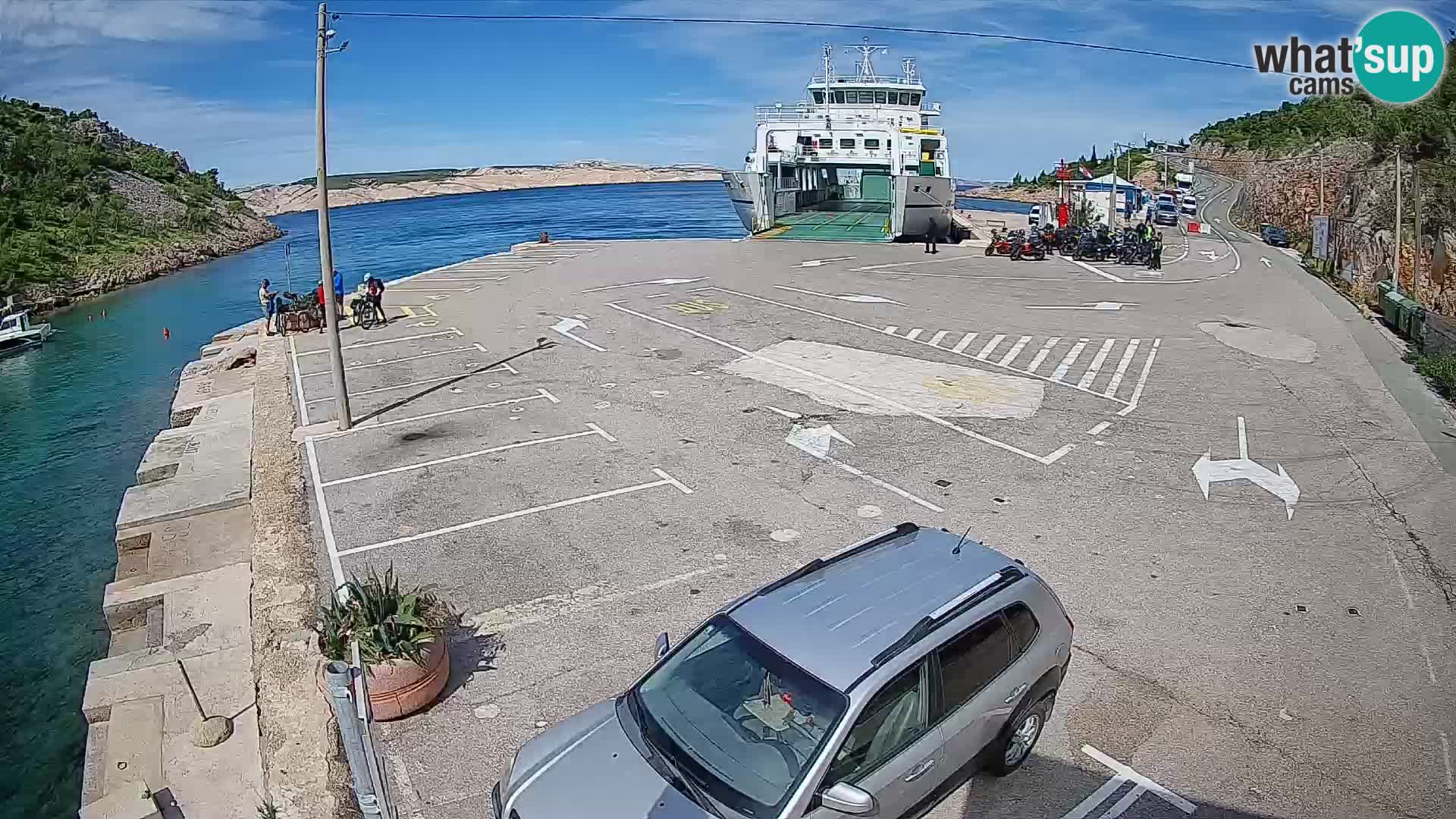 Spletna kamera trajektno pristanišče Prizna – proti otoku Pag
