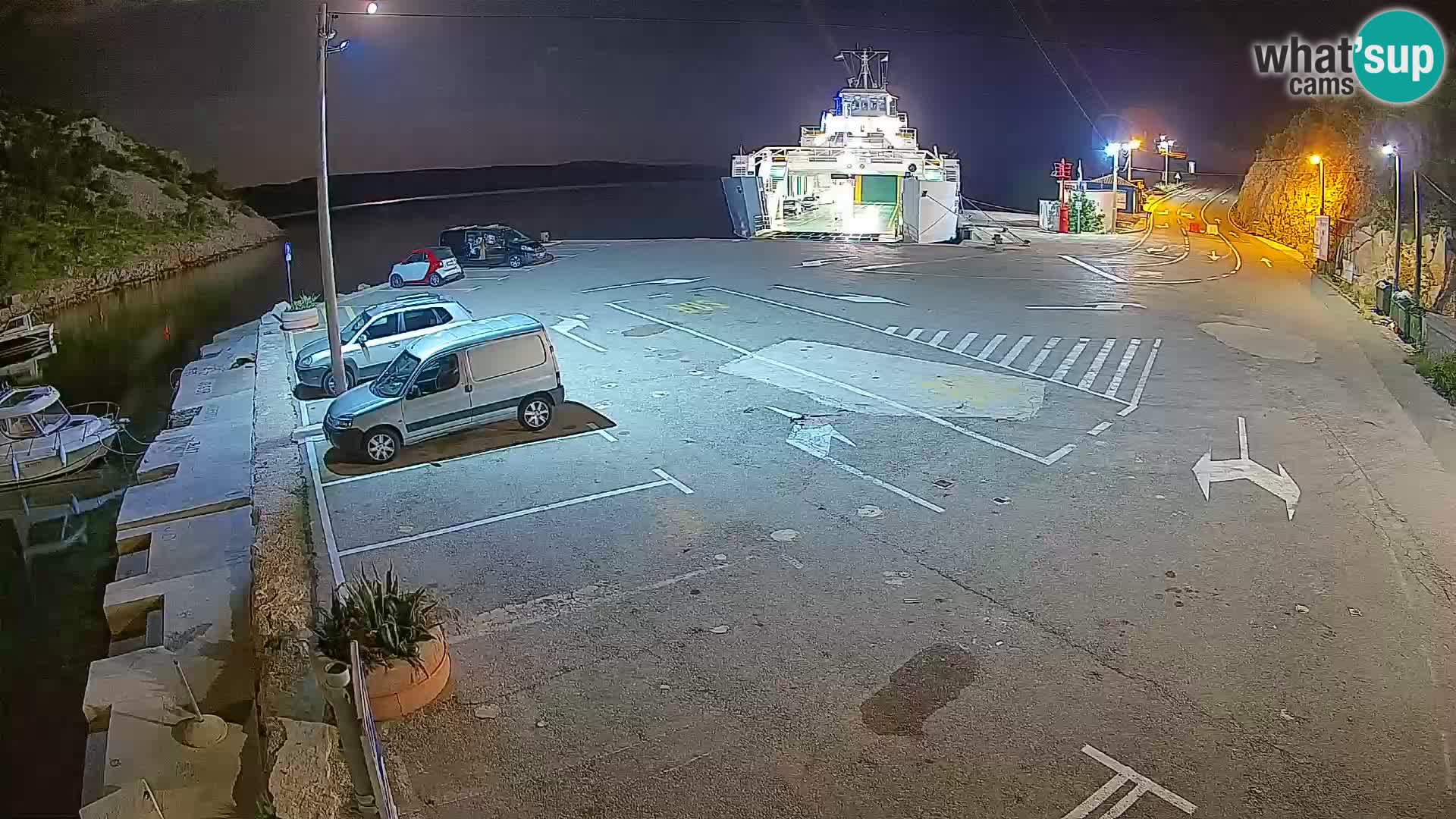 Spletna kamera trajektno pristanišče Prizna – proti otoku Pag