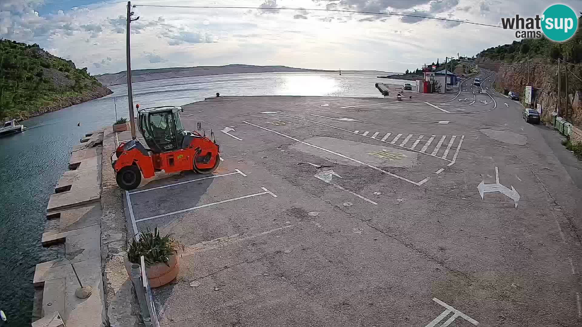 Spletna kamera trajektno pristanišče Prizna – proti otoku Pag