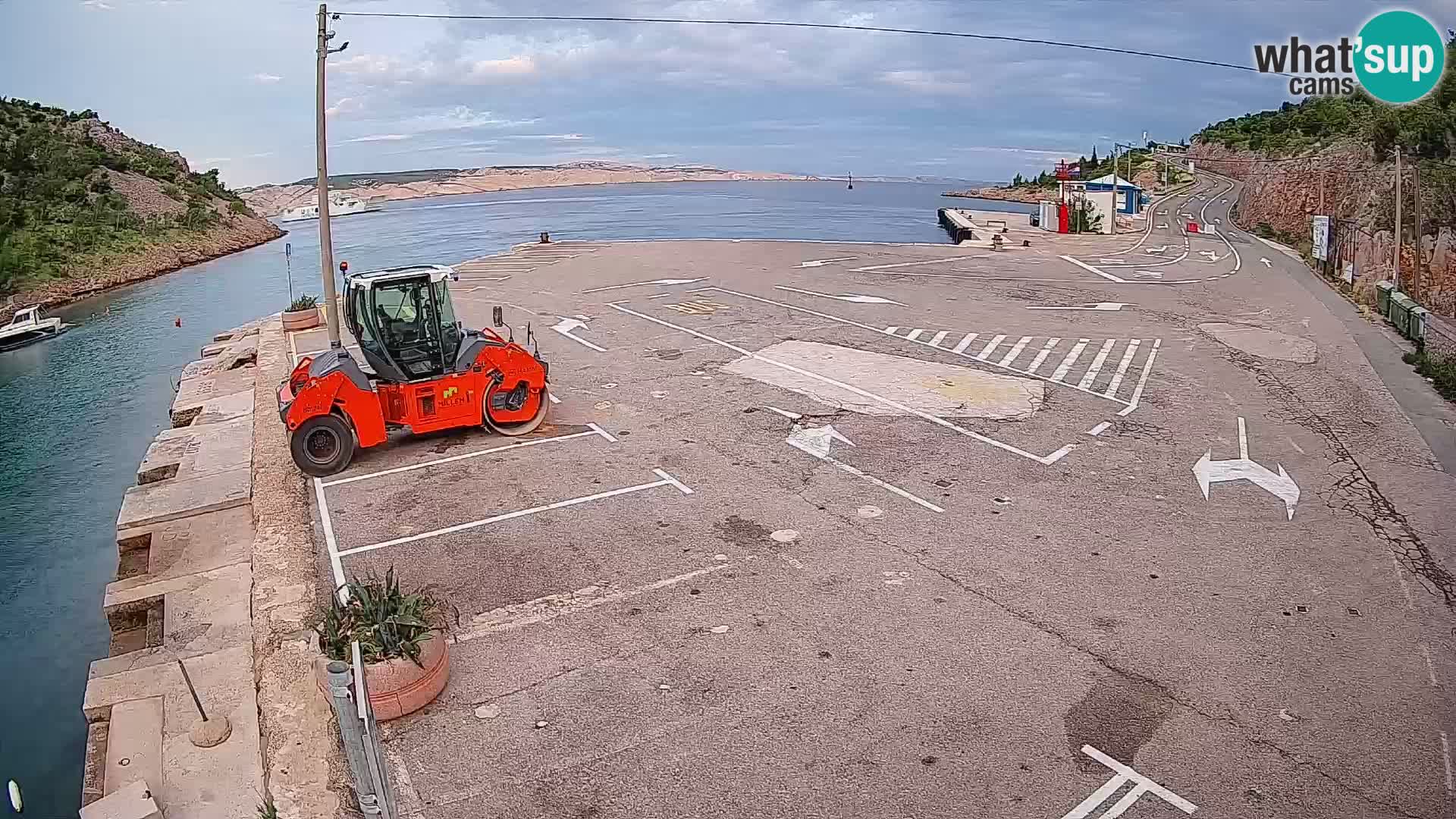 Spletna kamera trajektno pristanišče Prizna – proti otoku Pag