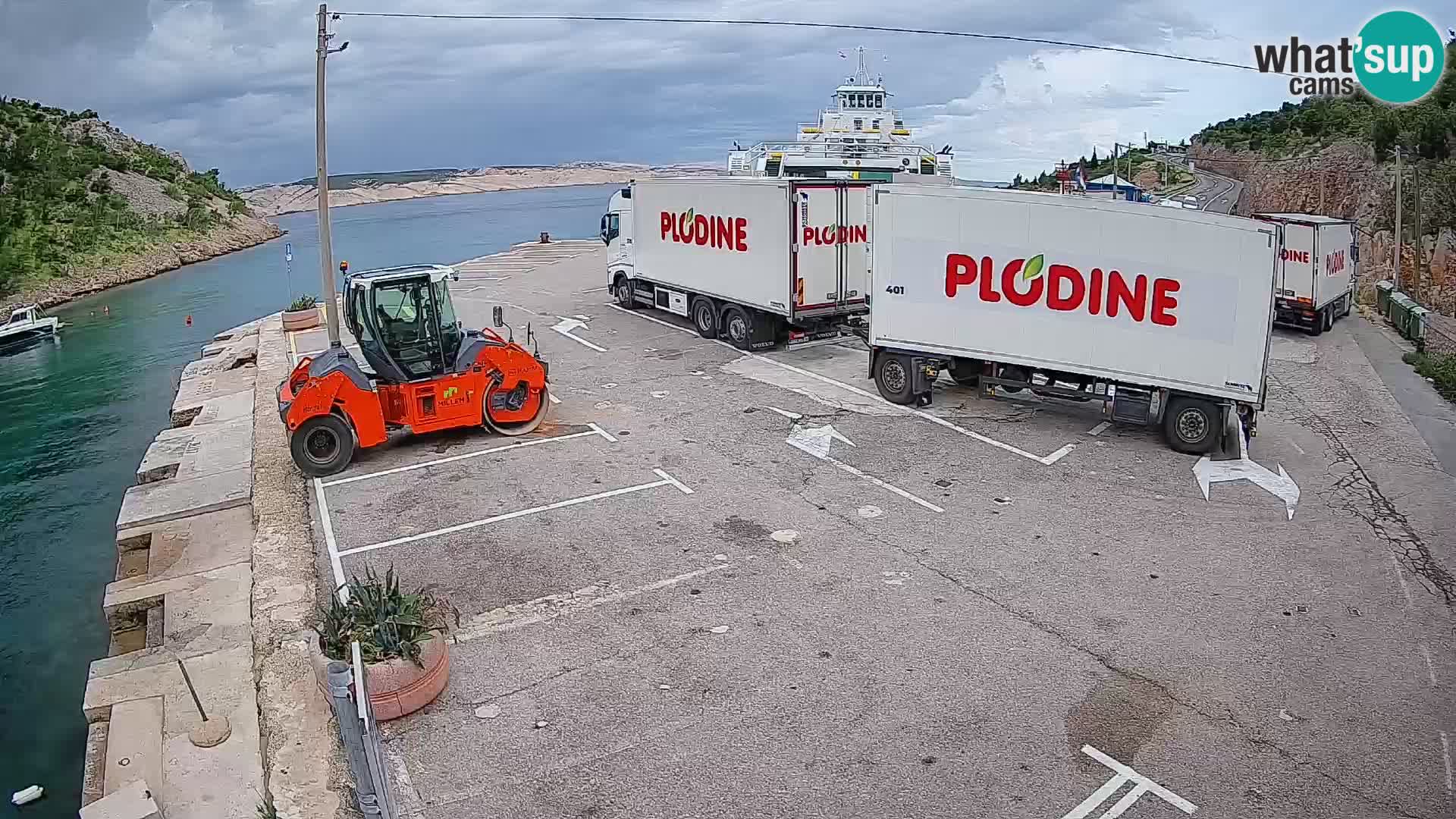 Spletna kamera trajektno pristanišče Prizna – proti otoku Pag