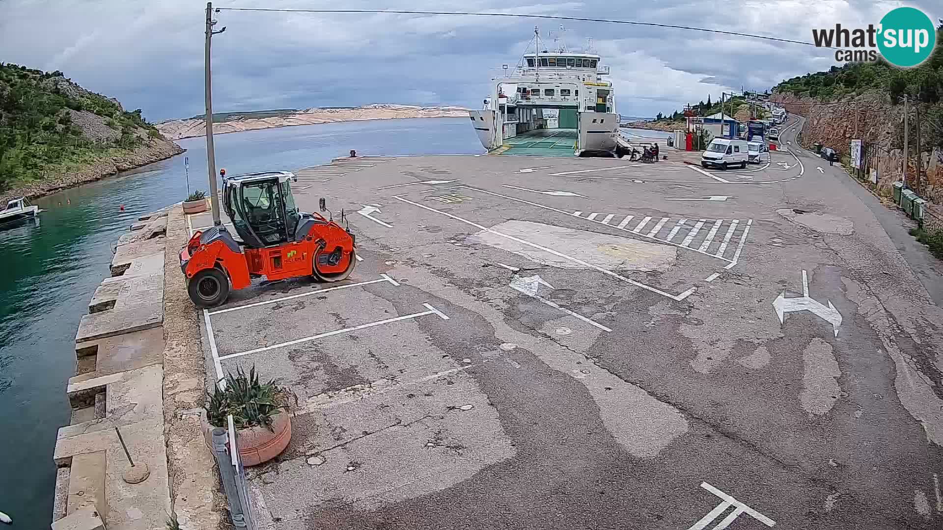 Spletna kamera trajektno pristanišče Prizna – proti otoku Pag