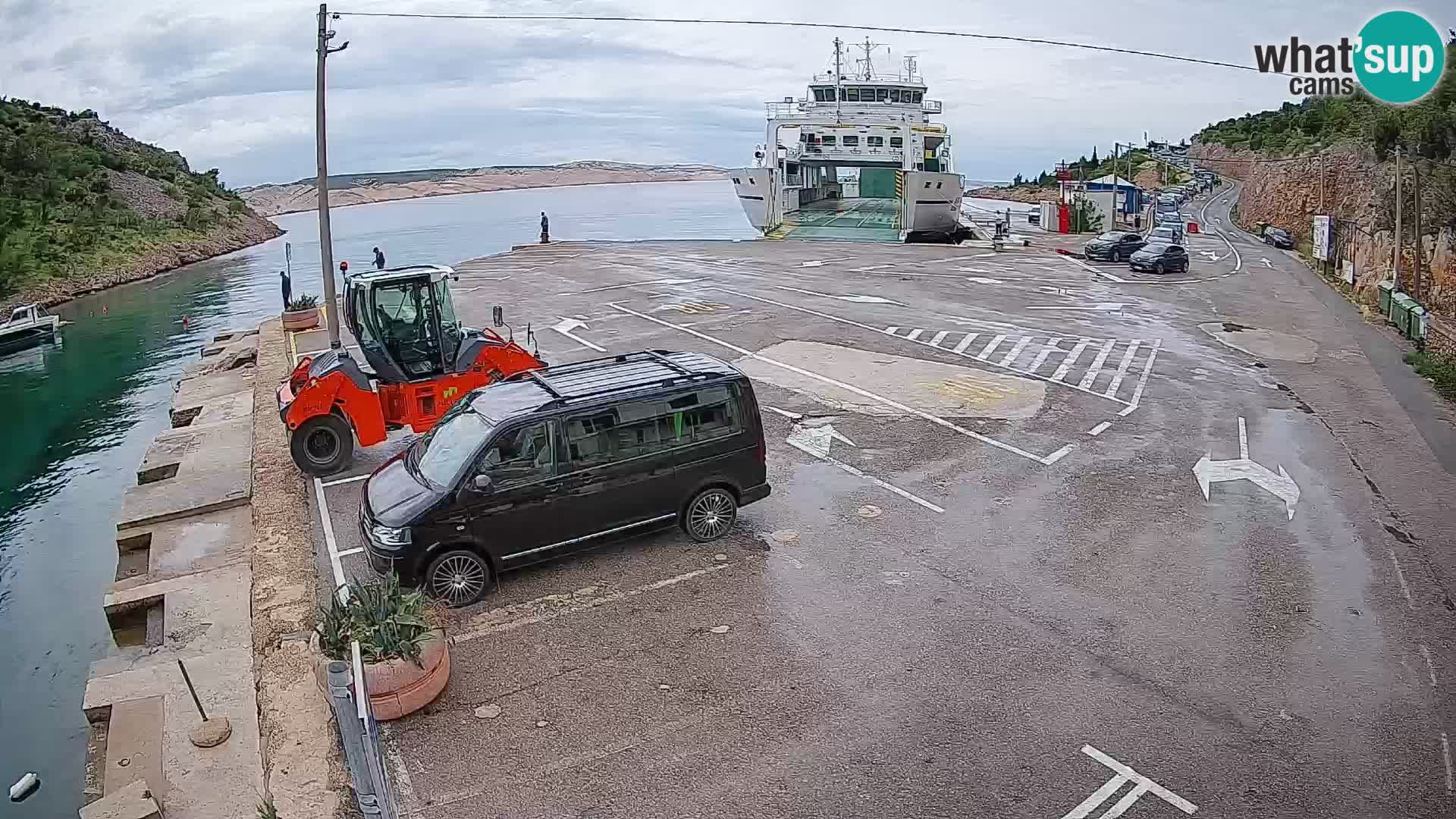 Spletna kamera trajektno pristanišče Prizna – proti otoku Pag