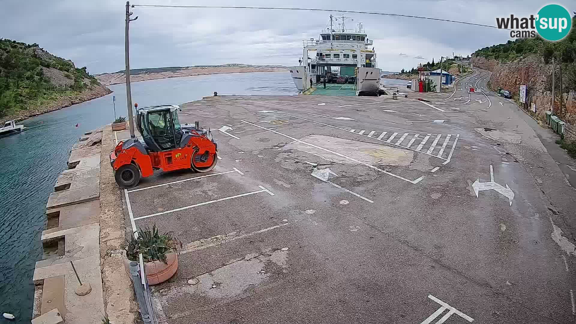 Spletna kamera trajektno pristanišče Prizna – proti otoku Pag