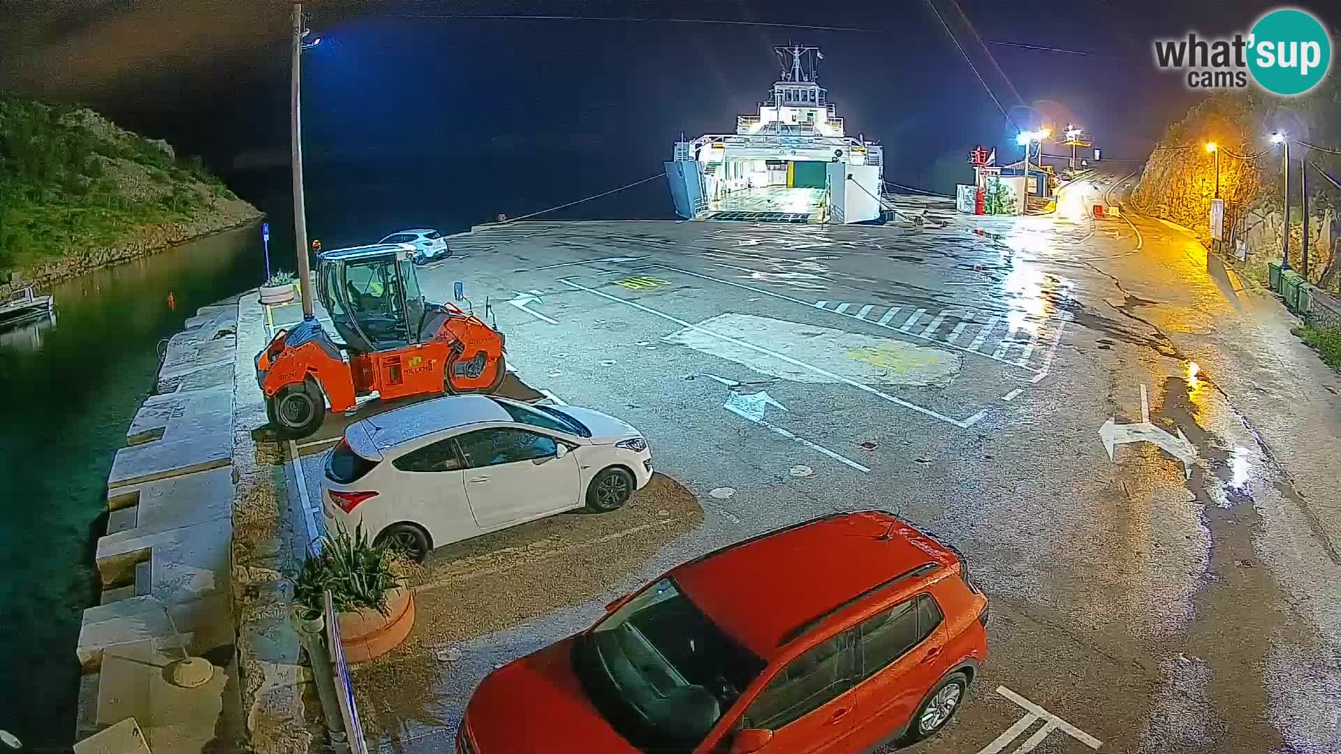 Spletna kamera trajektno pristanišče Prizna – proti otoku Pag