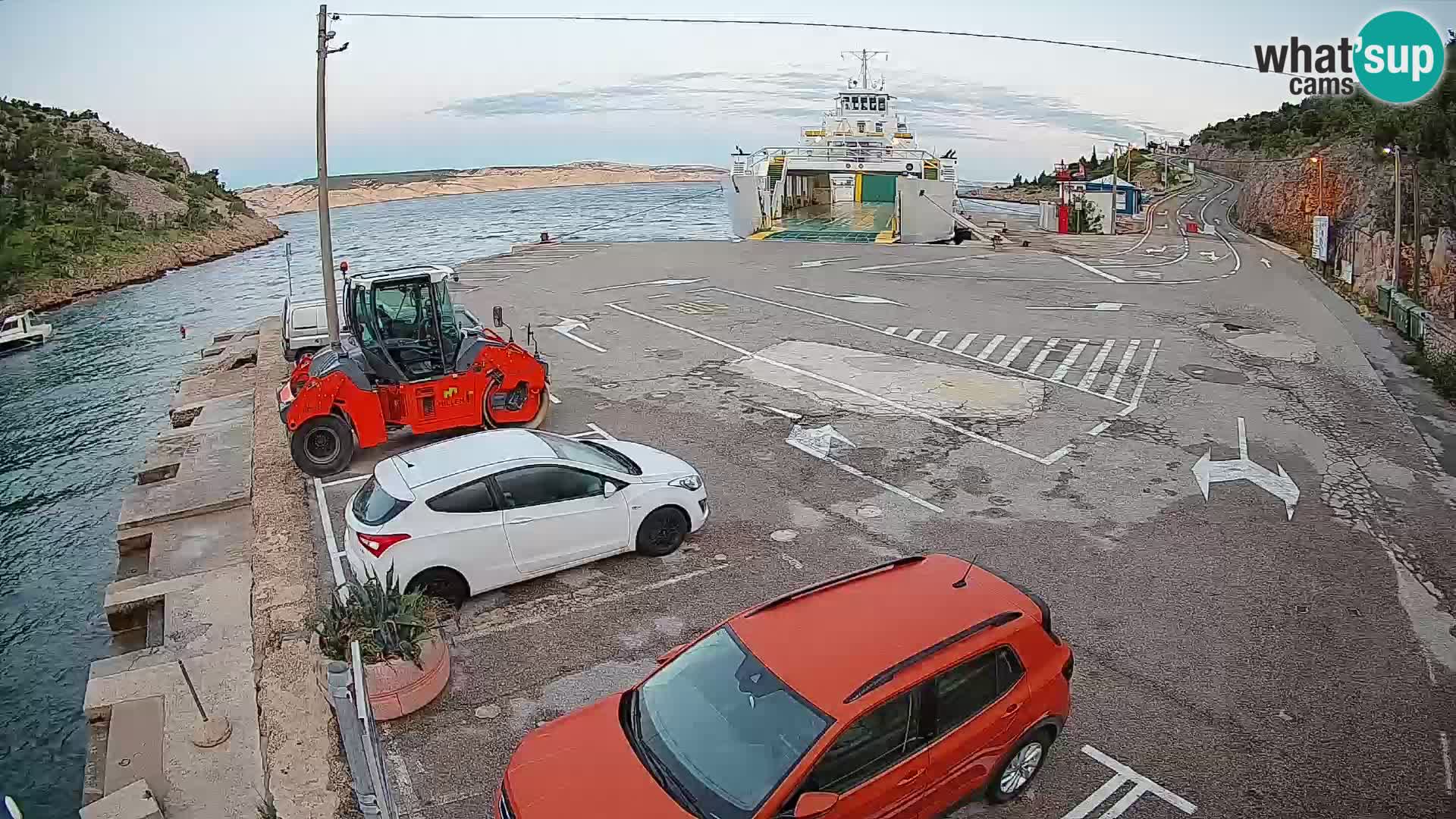 Spletna kamera trajektno pristanišče Prizna – proti otoku Pag